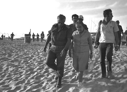 29 de outubro de 1973. A primeira-ministra de Israel, Golda Meir acompanhada pelo General na reserva Ariel Sharon (e) durante sua visita à península do Sinai após ser ocupada por Israel.