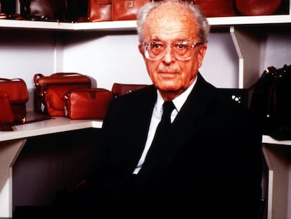 Enrique Loewe Knappe, posando delante de algunos bolsos de su firma.