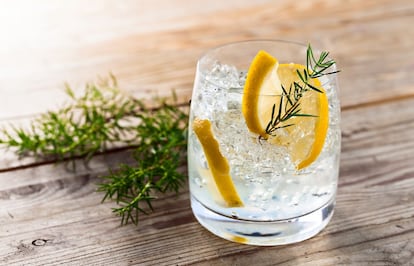 <p>No tiene sentido comer con mesura y darlo todo en la barra libre. Como punto de partida, huye del alcohol y de los refrescos altos en azúcar. El maître del <a href="https://www.barcelo.com/es/royal-hideaway/hoteles/espana/andalucia/cadiz/royal-hideaway-sancti-petri/?gclsrc=aw.ds&gclsrc=aw.ds&ds_rl=1260512&ds_rl=1260512&gclid=EAIaIQobChMI7MLtgayG3wIVQp3VCh0ZDQUkEAAYASAAEgLXXvD_BwE" rel="nofollow" target="_blank">Hotel Royal Hideaway Sancti Petri Spa & Resort</a>, Guillermo García, propone cambiar el gin-tonic de toda la vida por los <em>Fit-Tonics.</em> "Llevan aroma natural de enebro y extractos de fruta y tónica. <strong>La combinación de sabores se asemeja al gusto amargo y refrescante del gin-tonic de siempre</strong>", asegura.</p> <p>¿Que estás en un bar poco<em> fit</em>? Échale talento y desparpajo: pide una tónica a palo seco, en copa de balón para despistar, y sugiere que le pongan unos granitos de eneldo por encima, para dar el toque gourmet. Piensa que un gin-tonic son unas 190 calorías y que la tónica a palo seco, solo 72.</p>