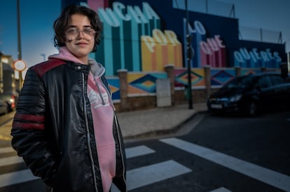 Rüdiger Velasco, frente al muro exterior del colegio Fernando El Católico de Zaragoza, junto al instituto donde estudia.