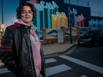 Rüdiger Velasco, frente al muro exterior del colegio Fernando El Católico de Zaragoza, junto al instituto donde estudia.