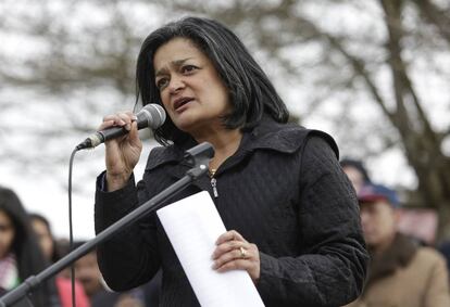 La congresista Pramila Jayapal, en un homenaje a Srinivas Kuchibhotla.