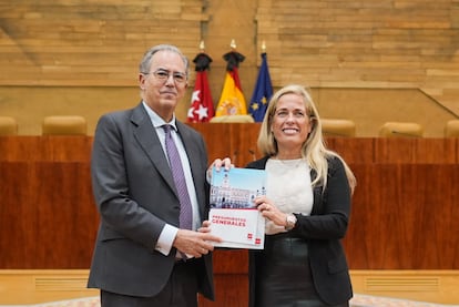 La consejera de Economía, Hacienda y Empleo de la Comunidad de Madrid, Rocío Albert, y el presidente de la Asamblea de Madrid, Enrique Ossorio, en 2025. Ambos estaban en Educación la legislatura pasada.