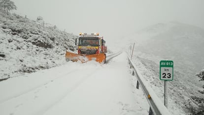 Una máquina quitanieves trabajaba el 29 de marzo de 2024 en la carretera AV-913, en la provincia de Ávila.