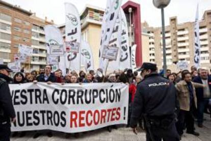 Miembros de distintas organizaciones englobadas en la Cumbre Social, empleados públicos y ciudadanos, durante la protesta que han llevado a cabo hoy a las puertas del hotel donde el presidente de la Confederación Española de Organizaciones Empresariales (CEOE), Juan Rosell ha impartido una conferencia con motivo de la celebración del 35 aniversario de la Confederación de Empresarios de la provincia de Huesca (CEOS CEPYME).