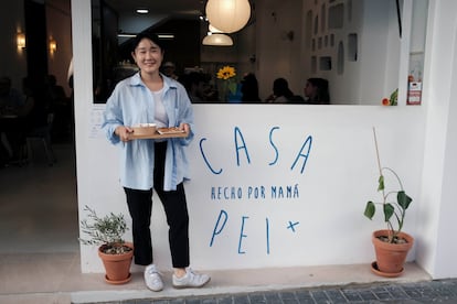 Guiyue Pei en la puerta de su nuevo local de cocina casera chino-coreana, Casa Pei+.