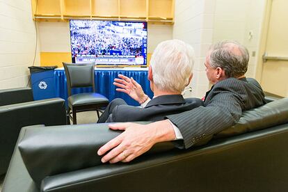 El expresidente Bill Clinton y el senador Tim Kaine se preparan para ver a Hillary Clinton aceptar la nominacin.