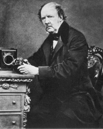 William Henry Fox Talbot (1800-1877) científico interesado en el conocimiento de la luz, recibe el boletín francés de la Academia de las Artes y las Ciencias. Fox Talbot ya estuvo realizando fotografías desde 1932, así que decide publicar su obra. Convoca a la Real Sociedad Británica de las Ciencias y presenta el informe titulado ‘Un informe sobre el arte del dibujo fotogénico o un proceso mediante el cual los objetos naturales se delinean por sí mismos sin las manos del artista’. En la imagen, retrato de Fox Talbot realizado por John Moffat en 1864.