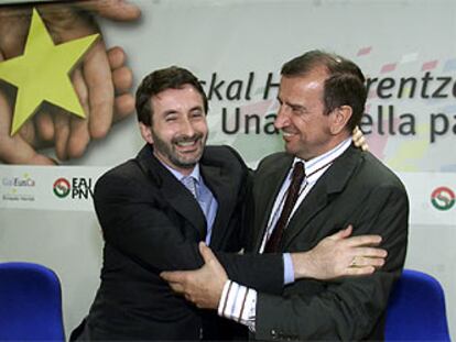 Josu Jon Imaz (izquierda) celebra el resultado de su partido con su eurodiputado electo, Josu Ortuondo.