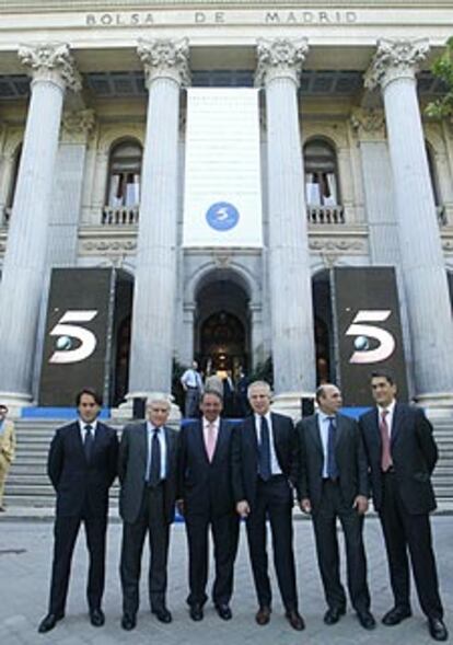 De izquierda a derecha, Mario Rodríguez, Paolo Vasile, Alejandro Echevarría, Giuseppe Tringali, Massimo Musolino y Javier Uría, ante la sede de la Bolsa de Madrid.
/ LUIS MAGÁN