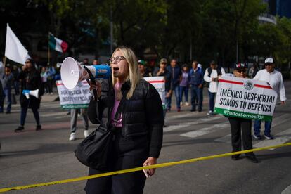 Manifestantes protestan contra el proyecto de reforma judicial fuera del Senado, este jueves en Ciudad de México.