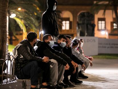 Un grupo de inmigrantes, sentados frente a la Delegación del Gobierno en Las Palmas de Gran Canaria en la noche del 17 de noviembre.