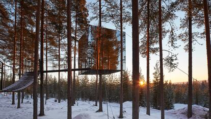 Mirrorcube, una de las cabañas del Tree Hotel, en el bosque de Harads, en el norte de Suecia.