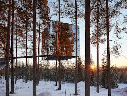 Mirrorcube, una de las cabañas del Tree Hotel, en el bosque de Harads, en el norte de Suecia.