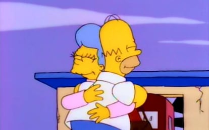 <p><strong>La serie. </strong>'Los Simpson' (Antena 3, 1995)<br /><strong>El drama.</strong> Tras 27 años creyéndola muerta, Homer descubre que su madre sigue viva y se reencuentran, pero Mona Simpson es una prófuga y no puede quedarse demasiado tiempo en Springfield. La imagen de Homer observando las estrellas en medio de la nada tras decir adiós a su madre es una de las más tristes de la serie animada más longeva de televisión. Una serie que dejó claro desde su primera temporada, con la muerte del músico de Jazz Encías Sangrantes, que a pesar de su vocación humorística no iba a esquivar los momentos delicados. Ahí estuvieron después los fallecimientos de Maud Flanders y Edna Krabappel o el divorcio de los padres de Millhouse.</p>