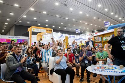 Festejo en el stand de Argentina por el triunfo de su selección ante México en el mundial de Qatar. 