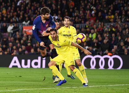 Piqué i Víctor Ruiz, en l'acció del primer gol del partit.