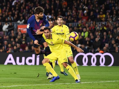 Piqué i Víctor Ruiz, en l'acció del primer gol del partit.