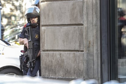 Un policía toma posición tras el ataque.