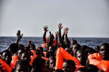 Migrants esperen a ser rescatats al mar Mediterrani, el 3 d'octubre. 5.600 persones van ser rescatades.