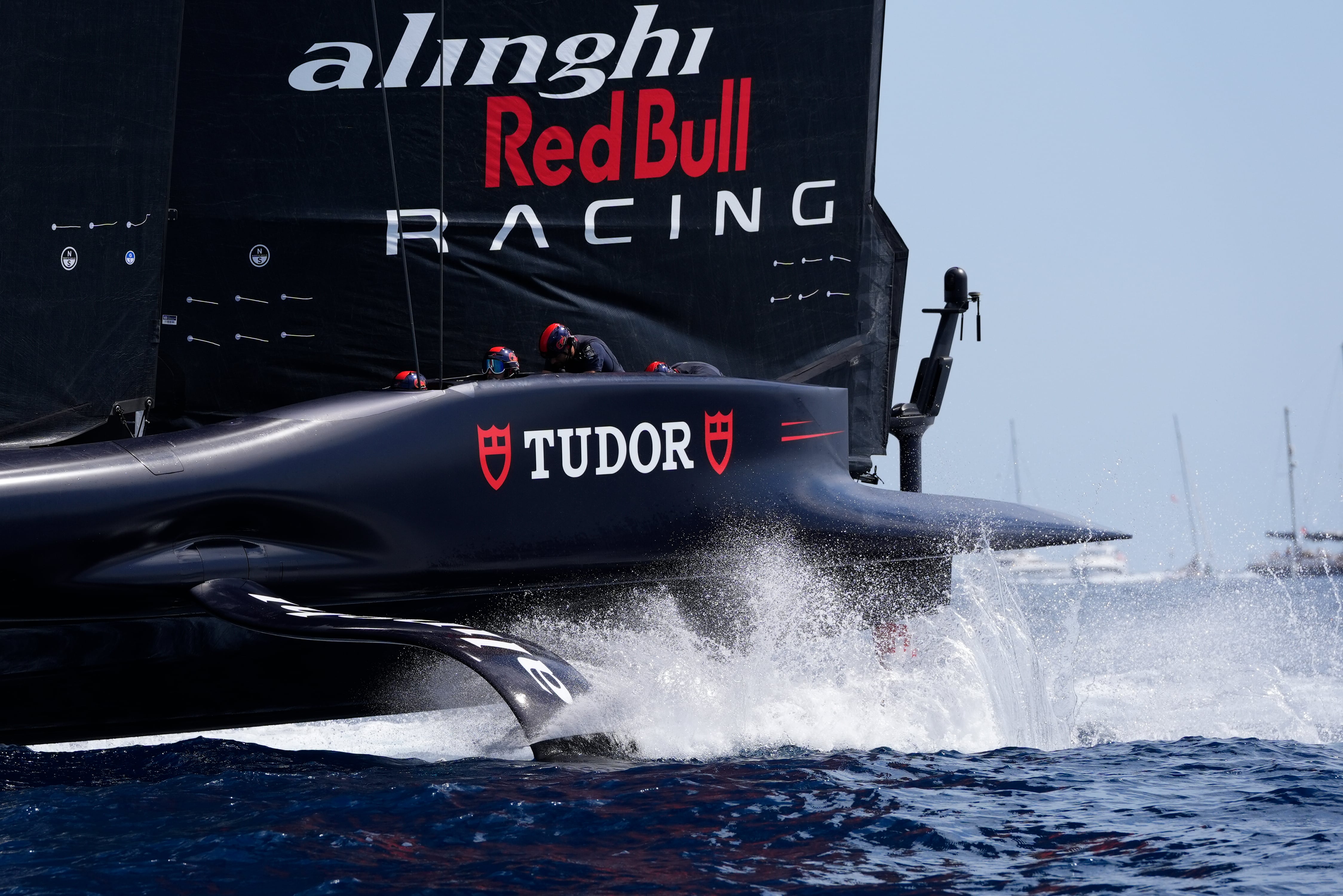 Perder el vuelo o llegar tarde a la salida: los problemas del Alinghi Red Bull se acumulan en la Copa del América