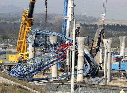 La viga y la grúa que la sostenía intervenían en la construcción de un paso elevado para unir dos tramos de carretera en la variante de Perales de Tajuña en la M-301, por encima de la vía de alta velocidad. La Comunidad de Madrid es la encargada de la gestión de la M-301 y es la que ha contratado a la empresa constructora, Corsan-Corviam.