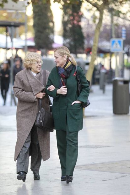 La entonces presidenta de la Comunidad de Madrid, Cristina Cifuentes (derecha), y la exalcaldesa de la ciudad Manuela Carmena, tras una comida de trabajo que mantuvieron con sus respectivos equipos cuando ambas estaban al frente de estas instituciones. La relación entre ambas mandatarias, del PP y de Ahora Madrid, siempre fue muy cordial.