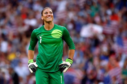 HOPE SOLO. La legendaria guardameta de la selección de fútbol estadounidense ha sido una de las deportistas que de forma más nítida se ha atrevido a hablar sobre el sexo en los Juegos y la distracción que puede suponer. “Como es una experiencia única, todos quieren tener muchos recuerdos, ya sean sexuales, en las fiestas o en las competiciones. Hay mucho sexo. He visto gente manteniendo relaciones al aire libre, en la hierba que hay entre los edificios”, precisa. La que fuera considerada mejor portera del mundo reconoció que ella misma “metió a un famoso en su cuarto sin que nadie se enterara” durante la celebración de su medalla de oro en Pekín 2008.