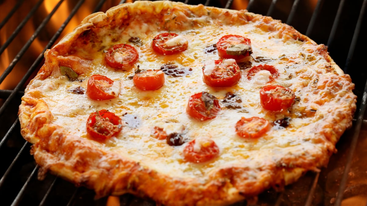 El horno para pizzas que se coloca en la barbacoa es ideal para este verano. GETTY IMAGES.