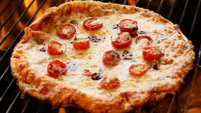 El horno para pizzas que se coloca en la barbacoa es ideal para este verano. GETTY IMAGES.