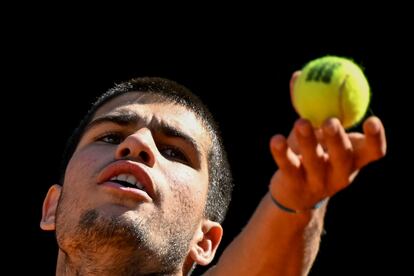 Alcaraz, al servicio, durante la semifinal frente a 
Djokovic. 