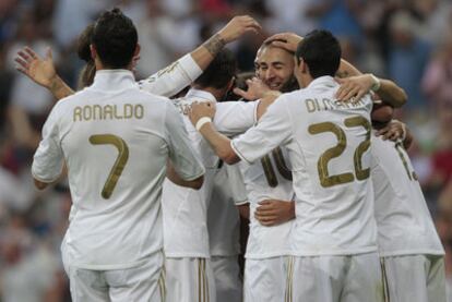 Benzema recibe la felicitación de sus compañeros tras su segundo gol.