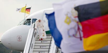 Benedicto XVI desciende del avión a su llegada a Berlín.