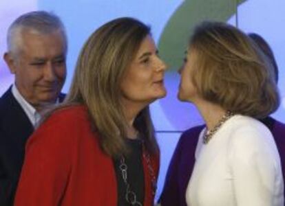 La secretaria general del Partido Popular, María Dolores Cospedal, saluda hoy a la ministra de Empleo, Fátima Báñez.