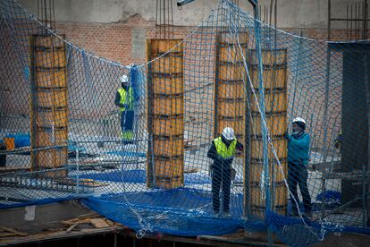 Varios trabajadores de la construcción en un edificio de Madrid, este martes. 