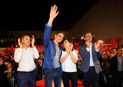 Pedro Sánchez, al inicio del acto del PSOE en Baleares con Francina Armengol, Pere Joan Pons y José Hila.