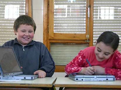 Dos niños del colegio de Ariño (Teruel) usan pizarras electrónicas en esta fotografía de marzo de 2004.
