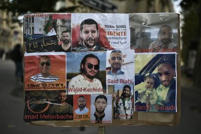 Póster colgado el pasado agosto en París con la foto de activistas argelinos detenidos, entre ellos, Walid Kechida en una imagen con gafas de sol.