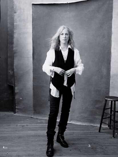 La cantant Patti Smith, completament vestida i de peu davant dels ja clàssics fons grisencs d'Annie Leibovitz -que ja va signar un altre calendari l'any 2000-, és la protagonista del mes de novembre. Com la resta de les participants en aquesta nova edició, per ella va ser determinant saber que qui estava darrere de l'objectiu era Leibovitz, una de les fotògrafes preferides dels famosos amb una àmplia carrera en revistes com 'Rolling Stone', 'Vanity Fair' o 'Vogue'.