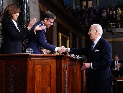 Joe Biden estrecha la mano al presidente de la Cámara de Representantes, el republicano Mike Johnson.