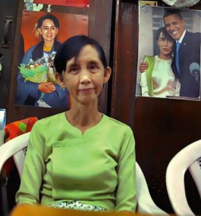 Aung San Suu Kyi se ha convertido en un icono mundial. Su residencia en Rangún, rodeada de alambradas, es un centro de peregrinaje. En la imagen, una voluntaria de su partido, la Liga para la Defensa de la Democracia.