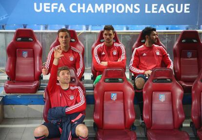 Los suplentes del Bayern: Thomas Mueller, Mario Goetze, Sven Ulreich y Serdar Tasci antes del comienzo del partido contra el Atlético.