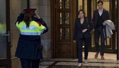 Carme Forcadell sortint del Parlament.