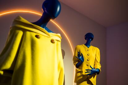 Los colores vivos y los estampados son otros de los sellos de Versace que se pueden ver en las más de 140 prendas de la exposición. En la imagen, dos diseños en amarillo. 