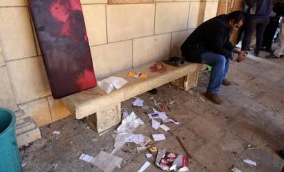 Restos de sangre en un banco en el interior de la catedral copta de San Marcos en El Cairo tras el atentado terrorista.