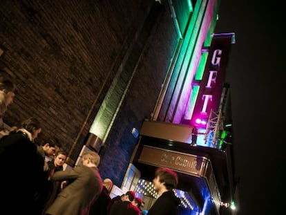 Noche inaugural del Glasgow Film Festival 2015 a las puertas del antiguo café Cosmo, epicentro del certamen.