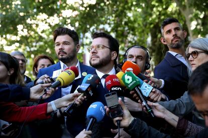 Pere Aragonés, vicepresidente de la Generalitat, y Gabriel Rufián, ambos de ERC, atienden a los medios en la plaza de Salesas, junto al Tribunal Supremo.