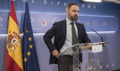 Santiago Abascal, tras su reunión con el Rey señaló: "No traemos sorpresas ni piruetas de último minuto. Le he comunicado al monarca el sentido contrario de nuestro voto ante una investidura de Pedro Sánchez".