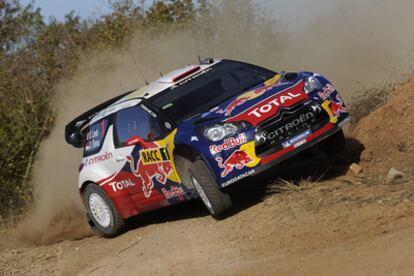 El piloto francés Sebastien Loeb conduce su Citroen DS 3 WRC durante la etapa prólogo del rally de Catalunya.
