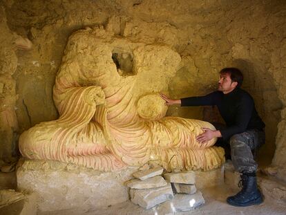 Philippe Marquis, jefe de la Delegación Arqueoló-
gica Francesa de Afga-
nistán hasta 2014, junto a una escultura de Buda.
